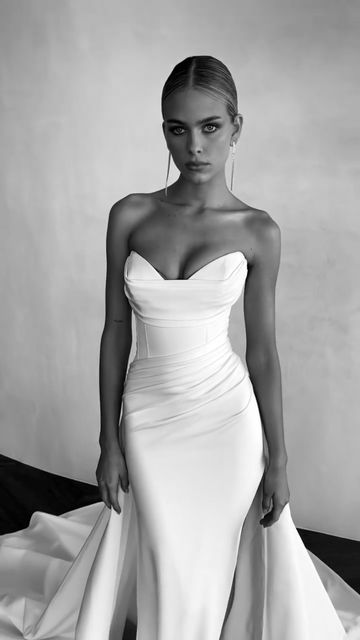 Elegant Wedding Dress Detachable Train, Tumblr Wedding Aesthetic, The Best Wedding Dresses, Wedding Party Dress For Bride, Sphere Bridal Gallery, Huntleigh Wedding Dress, Plain White Wedding Dress Simple Classy, Hailey Bieber Wedding Dress, Women White Dresses