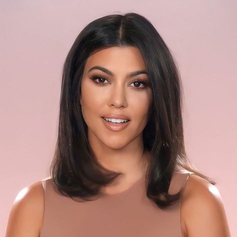 Kylie Jenner Short Hair, Kim And Kourtney, Kyle Jenner, Kylie Jenner Look, Short Dark Hair, Lob Hairstyle, Kardashian Style, Long Bob, Kourtney Kardashian