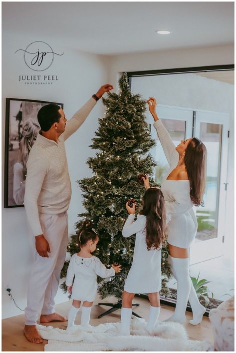 Indoor Christmas Photos, Christmas Photoshoot Ideas, Holiday Photos Outfits, Family Christmas Pictures Outfits, Christmas Pictures Outfits, Christmas Poses, Christmas Family Photoshoot, Family Christmas Outfits, Foto Newborn