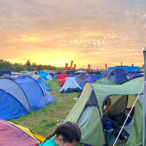 British Festival Aesthetic, Festival Aesthetic Uk, Reading Festival Aesthetic, English Summer Aesthetic, Uk Summer Aesthetic, Summer Festival Aesthetic, Reading Festival Outfits, Uk Festival Outfit, British Festival