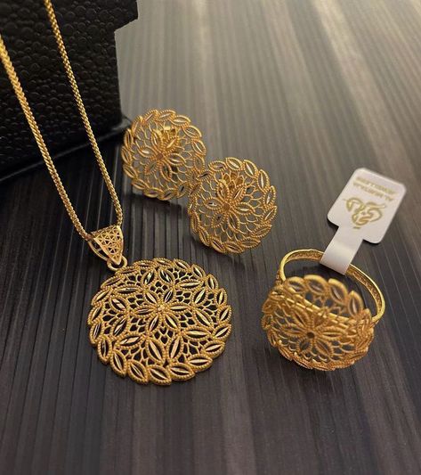 Locket Set Design, Set Design Ideas, Locket Design, Unique Gold Jewelry Designs, Delicate Gold Jewelry, Gold Jewels Design, New Gold Jewellery Designs, Handmade Gold Jewellery, Jewelry Set Design