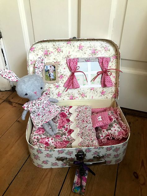 Diy Doll Suitcase, Doll Suitcase, House Tutorial, Fabric Doll House, Doll House Plans, Mini Doll House, Doll Bed, My Niece, Sewing Dolls