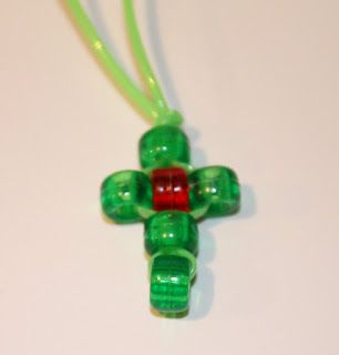 Beaded cross craft for the kids....Easter or Christmas idea! Lent Activities, Classroom Cooking, Kids Worship, Cross Keychain, Pony Bead Crafts, Bible School Crafts, Christian Crafts, Cross Crafts, Operation Christmas