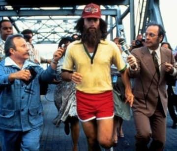 16 DIY Costumes Based On Your Favorite '90s Movie Character Tom Hanks Costume, Jenny Forrest Gump Costume, 90s Costume Ideas, Forrest Gump Running, Costume Ideas For Guys, Beard Halloween Costumes, Guys With Beards, 2017 Halloween Costumes, Halloween Beard