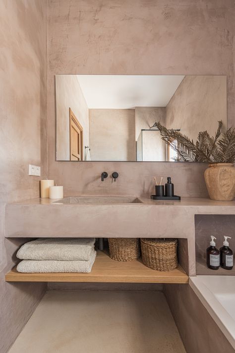 Una casa payesa en Ibiza que es un refugio blanco y mediterráneo Zen Bathroom, Airbnb Design, Casa Country, Pastel House, Bathroom Inspiration Decor, Big Bathrooms, Bathroom Renos, Apartment Interior Design, Apartment Interior