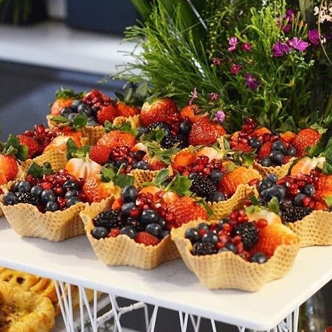 Twotti Fruity, Wedding Buffet Food, Brunch Event, Catering Food Displays, Birthday Party Snacks, Party Food Buffet, Party Food Platters, Wedding Buffet, Charcuterie Recipes