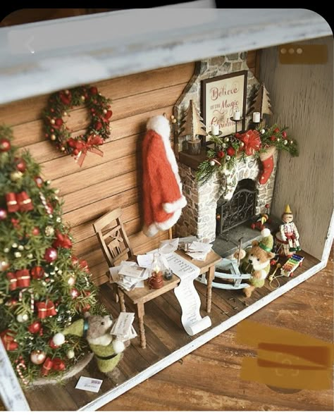 Christmas Diorama, Christmas Shadow Boxes, Dollhouse Christmas, Christmas Room, Christmas Dolls, Miniature Crafts, Miniature Christmas, Christmas Scene, Christmas Minis