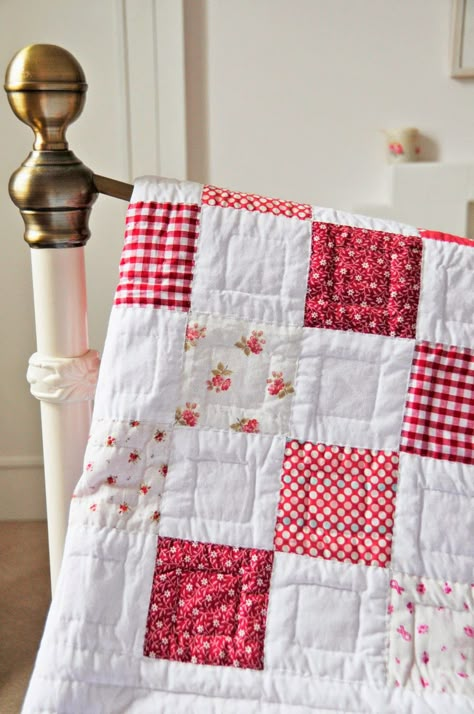 cottage style interior Sweet Little Quilt with simple yet lovely quilting.   xox Colchas Quilting, Hantverk Diy, Fir Cones, Amish Quilt, Red And White Quilts, White Quilts, Pretty Quilt, Grey Clouds, Red Quilts