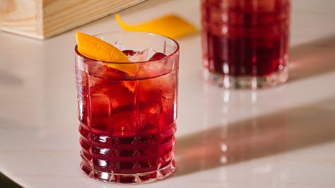 Port Cocktails, 2024 Cocktails, Classic Negroni, Negroni Recipe, Negroni Cocktail, Cocktail Ideas, Cocktail Dinner, Whiskey Drinks, Fall Cocktails