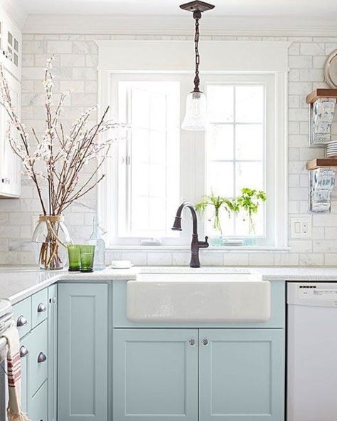 Sink Island, Island Layout, Cottage Style Decor, Cottage Kitchens, Kitchen Redo, Blue Kitchens, Cottage Kitchen, Decor Minimalist, Kitchen Makeover