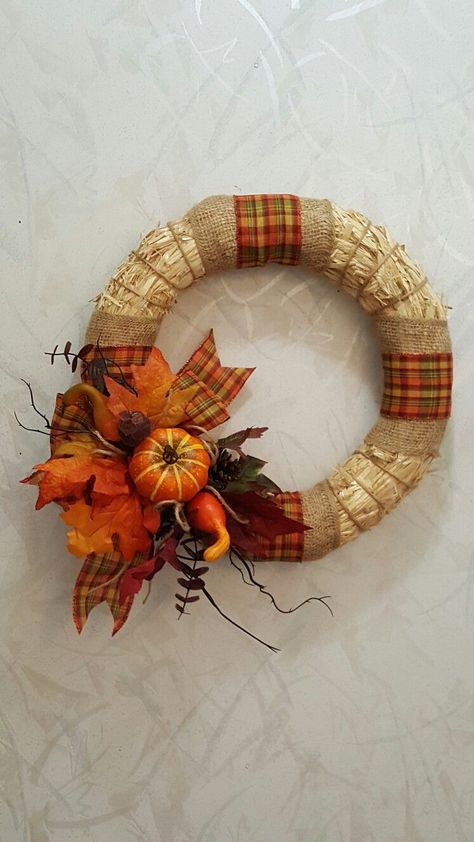 Straw Wreath Ideas Fall, Straw Wreath Ideas Diy, Straw Wreath Ideas, Wooden Pumpkin Crafts, Fall Mesh Wreaths, Straw Wreath, Material Wreaths, Door Wreaths Fall, Diy Fall Wreath