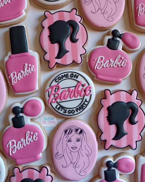 Hi Barbie! hi Ken! Se llegó... - Sugar Cookies by Gaby Ayala | Facebook Barbie Cookies, African Barbie, Heart Cookies Recipe, Barbie Cupcakes, Barbie Pool Party, Hi Barbie, Barbie Birthday Cake, Fondant Flower Cake, Candy Gift Baskets