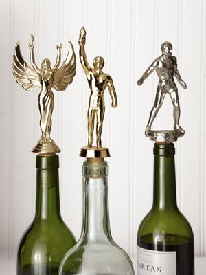 How to make wine stoppers out of vintage trophies. #practicallyfreecrafts Christmas Gifts Diy Homemade, Old Trophies, Christmas Crafts For Gifts, Diy Wine, Wine Stoppers, Homemade Christmas Gifts, Diy Vintage, Diy Homemade, Wine Cork