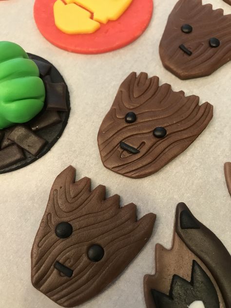 Groot Cupcakes, Avengers Cupcakes, Hulk Cake, Avengers Cake, Superhero Cupcakes, Work Recipes, Groot Marvel, Superhero Birthday Party, Fondant Toppers