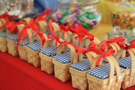 Cute gingham basket favors at a Wizard of Oz birthday party! See more party planning ideas at CatchMyParty.com! Basket Favors, Happy Birthday B, Wizard Of Oz Birthday Party, Wizard Of Oz Birthday, Pick Nick, Wizard Of Oz Decor, Bread Baskets, Romantic Picnic, Picnic Theme