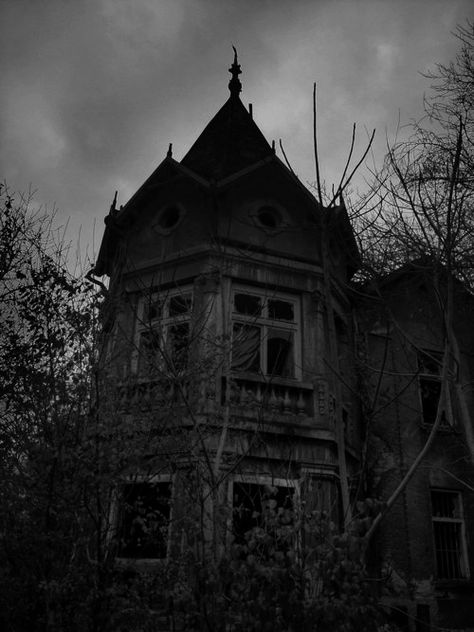 Goth Architecture, Architecture Gothic, Darkest Academia, Creepy Houses, Gothic Buildings, Dark Castle, Spooky House, Scary Places, Gothic Aesthetic