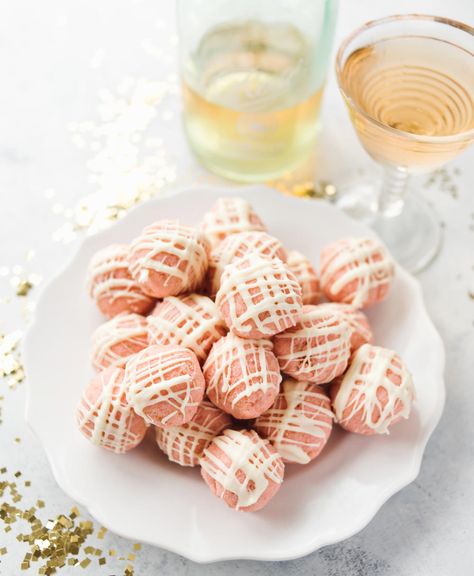 The unlikely pairing of champagne and cake combines to make a tasty dessert ever with these strawberry and champagne cake balls. These make great cake pops too! Champagne Cake Pops, Strawberry And Champagne, Brazilian Party, Candy Cane Pie, Wine Dishes, Usvi Wedding, Pink Champagne Cake, Baby Food Combinations, Cake Ball Recipes