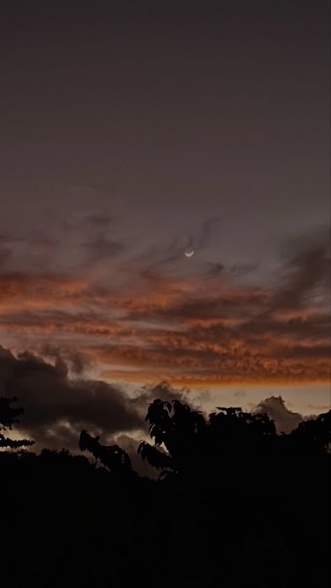 Aesthetic Midnight, Holiday Iphone Wallpaper, Pretty Moon, Dusk Sky, Clouds Aesthetic, Dark Summer, Pretty Cottage, Twilight Sky, Aesthetic Pretty