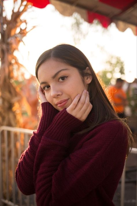 Olivia Rodrigo Fall Wallpaper, Kiernan Shipka Age, Olive Rodrigo, Mabel Chee, Animated Cartoon Movies, Sofia Wylie, Lily Chee, Celebrities Photos, Great Smiles