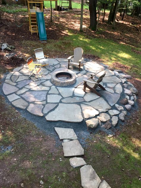 Flat Rock Patio Ideas, Flag Stone Fire Pit Area, Outside Rock Patio Ideas, River Rock Patio With Fire Pit, Stone Firepits Backyard, Flat Rock Patio, Flagstone Fire Pit Area, Flagstone Fire Pit, Yard Garden Ideas