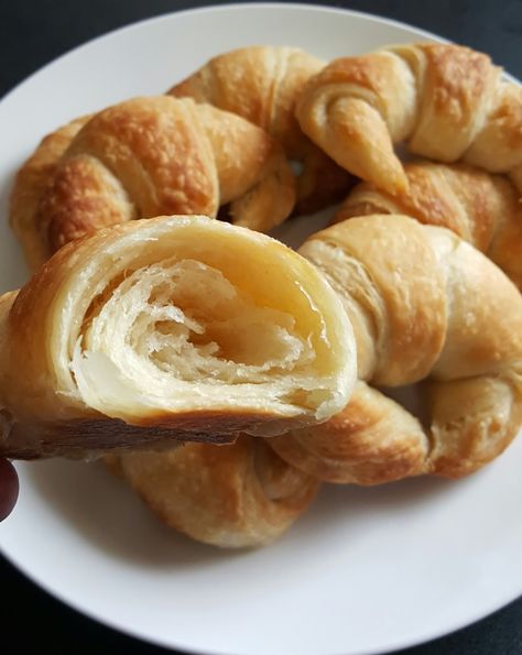 Vegan croissants w/aquafaba butter Pain Au Chocolat Recipe, Vegan Croissant, Aquafaba Recipes, Patisserie Vegan, Dessert Chef, Vegan Pastries, Vegan French, Croissant Recipe, French Patisserie