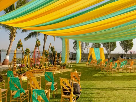 Marriage Lawn Design, Haldi Function Decoration, Haldi Decoration Ideas, Haldi Ceremony Decorations, Mehendi Decor Ideas, Simple Stage Decorations, Haldi Decor, Wedding Ceiling, Wedding Car Decorations