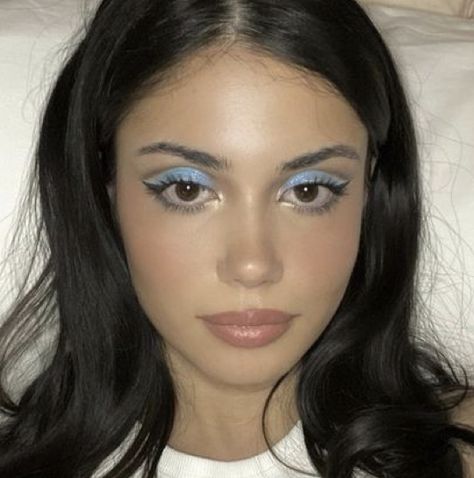 Makeup Blue Shadow, Kendall Jenner Blue Eyeshadow, Light Blue Shadow Makeup, Matte Blue Eyeshadow, Blue Palette Makeup, Colour Eyeshadow Looks, Blue Eye Shadow Aesthetic, Blue Eye Shadow Make Up, Light Blue Makeup Aesthetic