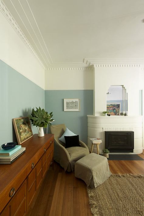 House Tour: A 1940s Art Deco Apartment in Australia | Apartment Therapy Art Deco Apartment Interior, Art Deco Living, Art Deco Apartment, 1940s Art, 1940s Home, Art Deco Living Room, Art Deco Bedroom, Apartment Renovation, Interior Painting