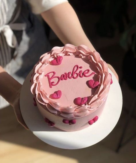 Barbie Small Cake, Pink Cake Barbie, Barbie Aesthetic Cake, Barbie Cake Aesthetic, Marigold Party, Barbie Pink Cake, Pink Barbie Cake, Barbie Pasta, Flower Cookies Bouquet