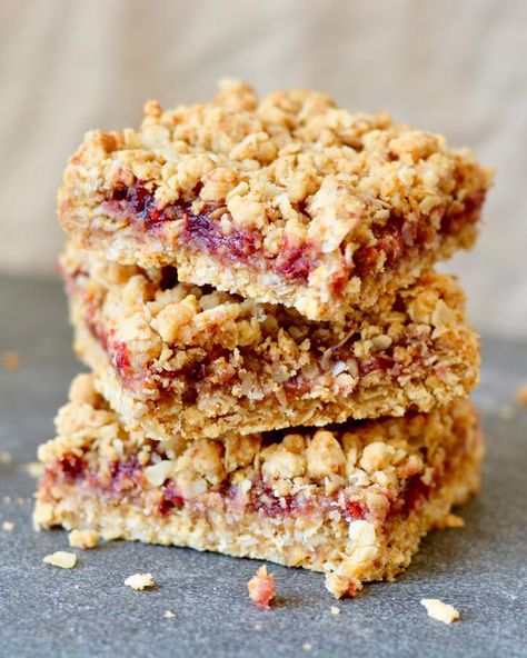 Peanut Butter & Jelly Oat Bars | Quick Healthy Breakfast | The Oven Light Oat Bars Healthy, Celebrating Sweets, Jam Bars, Streusel Bars, Berry Oatmeal, Recipes Using Cake Mix, Oatmeal Cookie Bars, Brown Sugar Oatmeal, Oat Bars