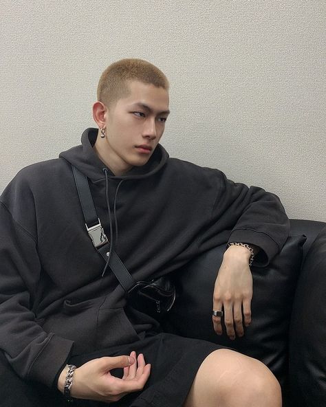 Instagram post by @zelzelzelzel • Jun 11, 2019 at 8:12am UTC Buzz Cut For Men, Aesthetic Guys, Buzz Cut, Korean Men, Pretty Men, Asian Men, Haircuts For Men, Pretty Face, A Black