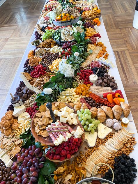 A Charcuterie Artist Shares Tips on What Makes a Good Spread Large Grazing Table, Fancy Charcuterie Board, Wedding Charcuterie Table, Fancy Charcuterie, Charcuterie Tables, Xmas Appetizers, Charcuterie Board Wedding, Wedding Foods, Party Crowd