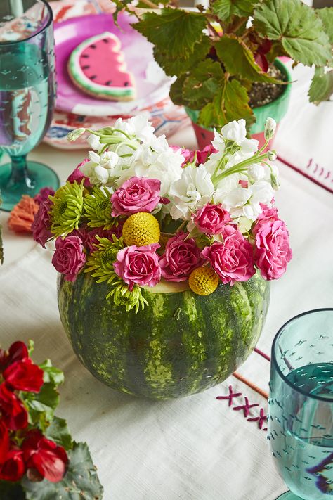 Adorable Summer Watermelon Party Ideas Watermelon Centerpiece, Favors Table, Watermelon Decor, Fourth Of July Decorations, Watermelon Party, Outdoor Birthday, Crafts Videos, July Wedding, Giada De Laurentiis