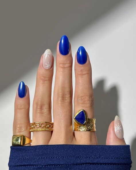 snowflakes and deep blue chrome for winter ❄️💙🌨️🫐⛸️✨ rings from @monicavinader #nails #nailspo #nailart #winternails #chromenails #snowflakenails #holidaynails #festivenails #christmas #naildesign #nailsofinstagram Winter Blue Chrome Nails, December Nail Ideas Blue, Simple Blue Winter Nails, Blue Chrome Christmas Nails, Dark Blue Holiday Nails, Christmas Nails Short Blue, Simple Christmas Nails Blue, Winter Nail Designs Blue, Blue Nails Christmas