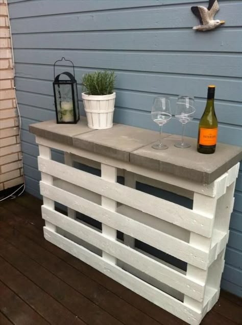 pallet sofa table for deck project Outdoor Shelf, Bar En Plein Air, Shelf Bar, Outdoor Shelves, Diy Outdoor Bar, Bar Outdoor, Paint White, Pallet Creations, Into The Wood