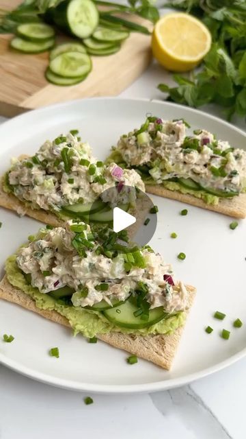 Mediterranean Recipes Diet on Instagram: "Loaded Tuna Crackers🤩

Need a quick snack or a light lunch? Whip up this elevated twist on the humble tuna cracker in just 5 minutes. On top of a bed of creamy smashed avocado and crispy Cruskits (or rice cakes for a gluten-free option!), let the flavour-packed spread of tuna, Greek yoghurt, dijon and chopped veggies take centre stage. For an extra kick, garnish with chilli flakes!

Dietary tags: egg-free, nut-free, pescatarian, gluten-free
Recipe-subcategories: quick meals
Time to cook: 5
Serves: 1

Ingredients
1 95g (3.3oz) tin tuna, drained
1 tbsp Greek yoghurt
1 tsp dijon mustard
1 celery stalk, diced
1 tbsp finely chopped red onion
1 pickle, finely diced
1 tbsp chopped chives
3 cruskits, use rice cakes for gluten-free
½ avocado, smashed
½ cuc Onion Pickle, Chopped Veggies, Healthy Crackers, Weight Watchers Snacks, Smashed Avocado, Mediterranean Dishes, Chilli Flakes, Light Lunch, Mediterranean Diet Recipes