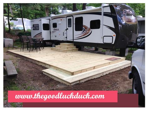 RV Deck Ideas – As a paint job is the quickest way to transform RV, a deck is… #traveltrailers #campsite #diy #screenedporches #portable #glamping #backyards #design #rvcamping #howtobuild Porch For Camper, Campsite Decorating, Portable Deck, Camper Steps, Trailer Deck, Tent Camping Hacks, Rv Cover, Diy Rv, Camper Living