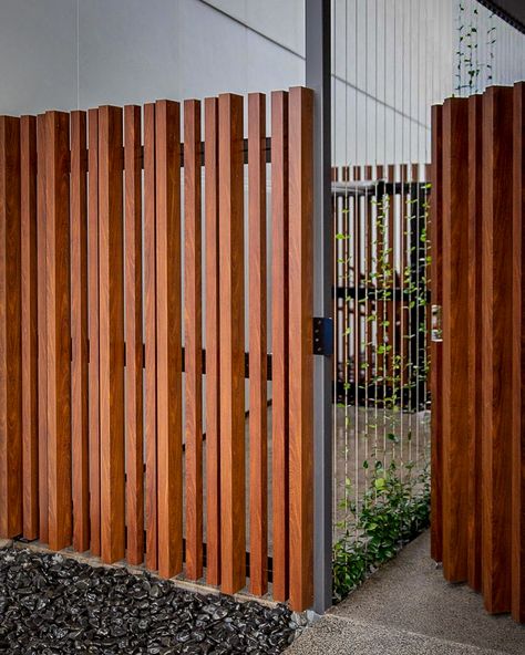 Side Fences And Gates, Batten Facade, Sketch Building, Fence Gate Design, Design Modern House, Yard Fence, Gate Ideas, Side Gates, Entrance Gates Design