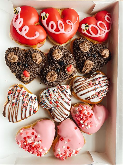 donuts, valentines day, pink donuts, desserts, cute desserts, hearts, love, heart donuts, pastries, sweets, breakfast, treats, donut aesthetic Heart Donuts Valentines Day, Heart Donuts Aesthetic, Valentine Donut Ideas, Donuts Valentines Day, Desserts Cute, Donut Aesthetic, Heart Donut, One Year Gift, Donut Decorating Ideas