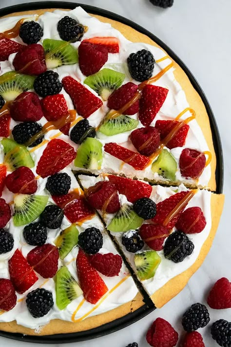 Easy Fruit Pizza {Ready in 30 mins} - CakeWhiz Easy Dessert Pizza, Fruit Pizza Topping, Sugar Cookie Pizza, Dessert Pizza Fruit, Easy Fruit Pizza, Sugar Cookie Crust, Fruit Pizza Recipe, Dessert Simple, Pizza Recipes Easy