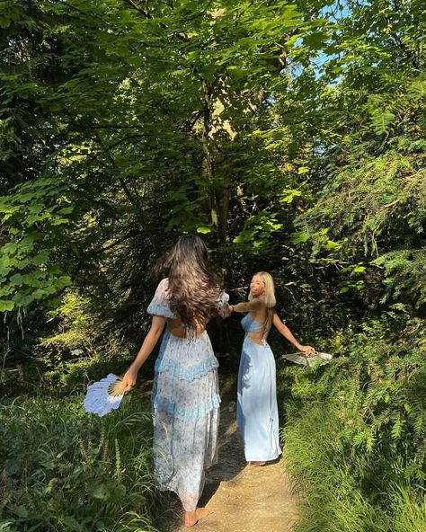 Country Best Friends, Friendship Photoshoot, Farm Photo, Fairy Friends, Engagement Inspo, Costume Drama, Cottagecore Aesthetic, Flower Field, Friend Pictures