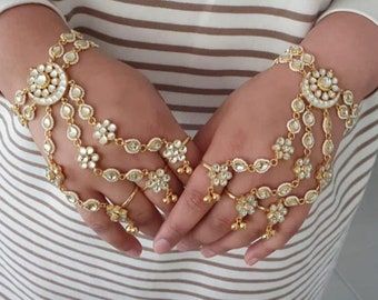 Kundan Hathphool, Rings Pearl, Hand Accessories, Indian Jewelry Sets, Semi Precious Jewelry, Hand Bracelet, Fashion Jewelry Sets, Hand Chain, Kundan Jewellery