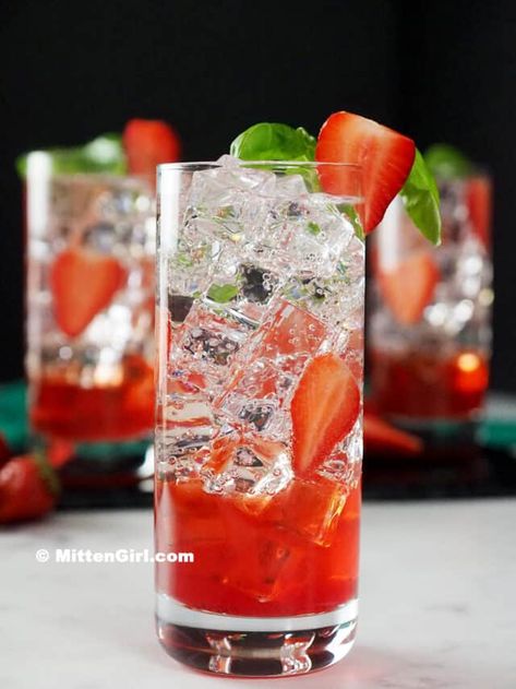 Club Soda Cocktails Non Alcoholic, Club Soda Mocktail, Club Soda Drinks Non Alcoholic, Non Alcoholic Drinks With Club Soda, Club Soda Drinks, Cranberry Mocktail, Ginger Soda, Easy Mocktails, Best Non Alcoholic Drinks