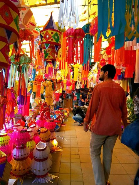 Top 7 Reasons to Do Diwali Shopping in Chandni Chowk Diwali Street Photography, Diwali Shopping, Diwali India, Fest Ideas, Social Studies Projects, India Festival, India Street, India Shopping, Chandni Chowk