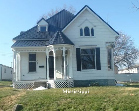 Sweet Victorian Home For Sale in Missouri Under $59K - Old Houses Under $50K Tiny Victorian House, Small Victorian Homes, Gingerbread Porch, Small Luxury Homes, Victorian Tiny House, Outside Bars, Little Cottages, Quaint Cottage, Side Porch