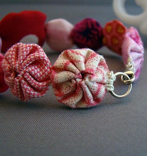 Yo Yo Quilt, Fabric Bracelets, Yo-yos, Fiber Jewelry, Textile Jewelry, Fabric Flower, Fabric Jewelry, Jewelry Projects, Flower Crafts