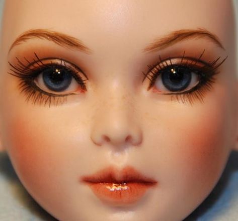 beautiful doll face Doll Face Paint, Polymer Clay Dolls, Doll Painting, Diy House, Doll Tutorial, Artist Doll, Doll Repaint, Doll Eyes, Clay Dolls