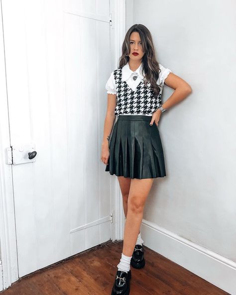 Spring outfit, summer outfit, pleated skirt, leather skirt, sweater vest, houndstooth, chunky loafers, frilled socks #outfitinspo #outfitideas #outfitinspiration #styleideas #fashion Loafers And Dress Outfit, Plated Skirt Outfit, Leather Pleated Skirt Outfit, Outfit With Leather Skirt, Pleated Leather Skirt Outfit, Frilled Socks, How To Style Tennis Skirt, Houndstooth Skirt Outfit, Outfit Pleated Skirt