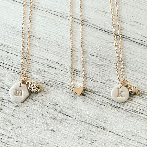 Dainty Clay Jewelry, Polymer Clay Necklaces, Clay Initial Necklace, Clay Necklace Diy, Diy Clay Necklace, Clay Pendants Diy, Clay Necklace Ideas, Polymer Clay Necklace Ideas, Air Dry Clay Necklace