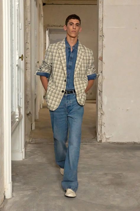 AMI Alexandre Mattiussi Spring/Summer 2025 - Paris Fashion Week Men’s Parisian Summer, Paris Fashion Week Men, Ami Alexandre Mattiussi, Alexandre Mattiussi, Spring 2025, Archive Fashion, Male Fashion Trends, Mens Fashion Week, Embellished Jeans